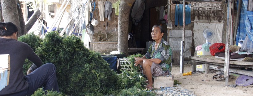 wanderlust queen project, wanderlust, documentary, travel, blog, free, solo girl, solo, woman, traveller, traveling, backpacker, backpack, backpacking, photography, travel blog, south east asia, sea, adventure, asia, indonesia, island, island life, nusa lembogan, old lady, algue. culture, mangrove, portrait, work, home, cabane